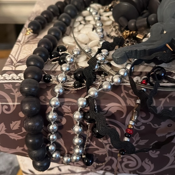 Craft lot, black, white and grey. Crafting and repurposing lot 8A. - Picture 10 of 12